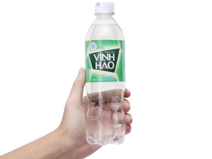 Hình ảnh chai nước khoáng Vĩnh Hảo có ga truyền thống