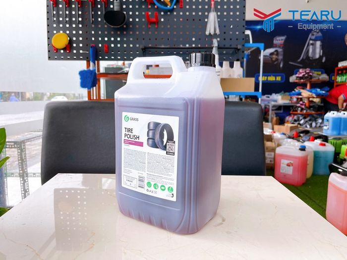 Hình ảnh minh họa hiệu quả phục hồi lốp xe bằng Tire Polish