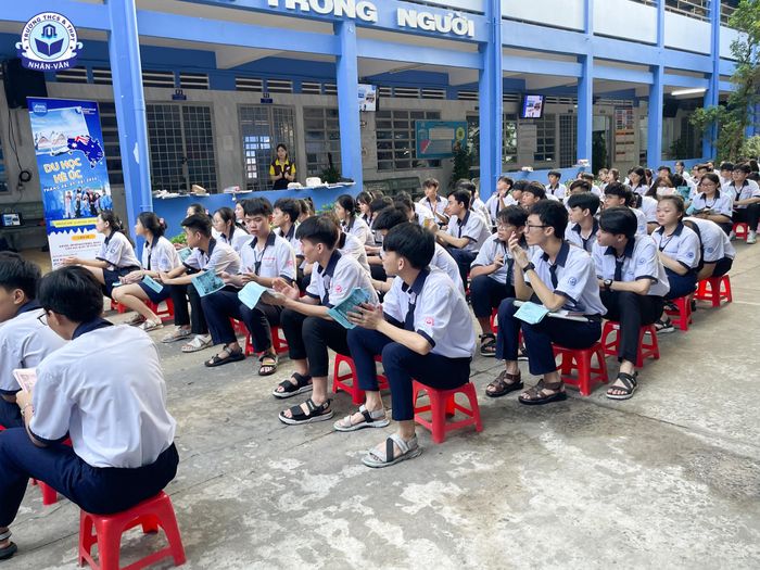 Giờ học ngoại khóa đầy hứng khởi tại Trường Nhân Văn