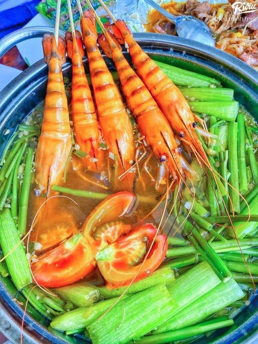 Không gian ấm cúng và món ngon đặc trưng tại Lẩu Tôm Càng Xiên
