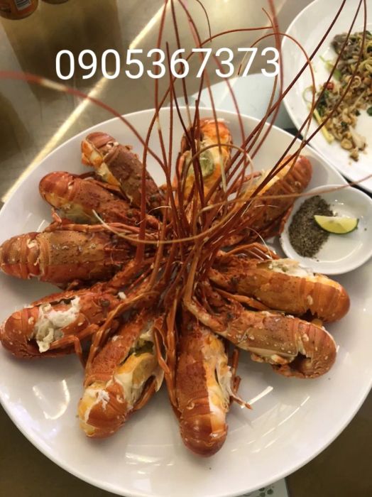 Không gian ấm cúng và view biển tại Nhà Hàng Cánh Buồm Đỏ
