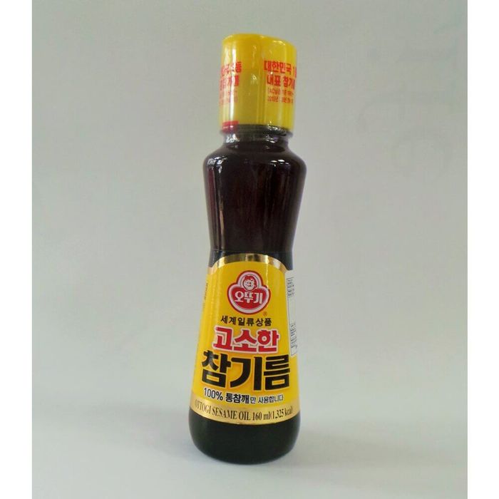 Hình ảnh chai dầu mè Ottogi góc phối cảnh