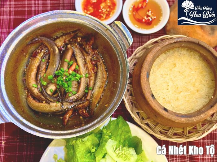 Không gian ấm cúng với những niêu cơm bốc khói tại Hoa Biển