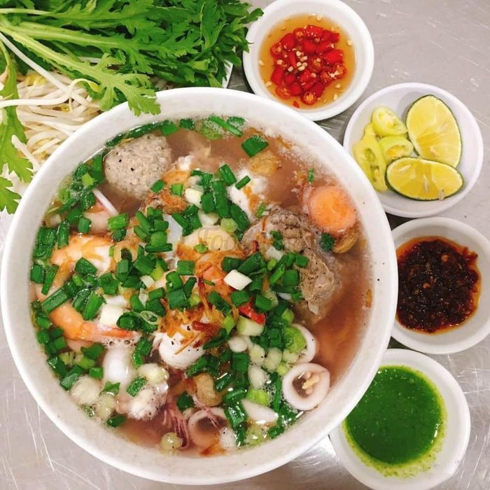 Khoảnh khắc đầy nghệ thuật với tô hủ tiếu mực Anh Bum - Ảnh 2