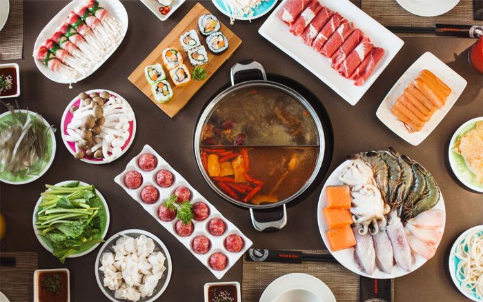 Hình ảnh những nguyên liệu tươi ngon trên băng chuyền tại Kichi-Kichi