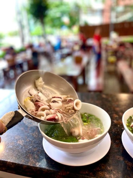 Không gian ấm cúng và tô hủ tiếu mực thơm ngon tại Ông Già CaLi - Ảnh 2