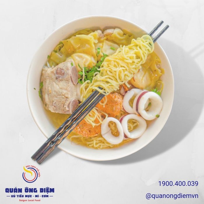 Góc ảnh đầy nghệ thuật về tô hủ tiếu mực tại Ông Diệm - Ảnh 3