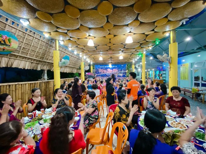 Không gian ấm cúng tại Nhà Hàng Trung Tâm