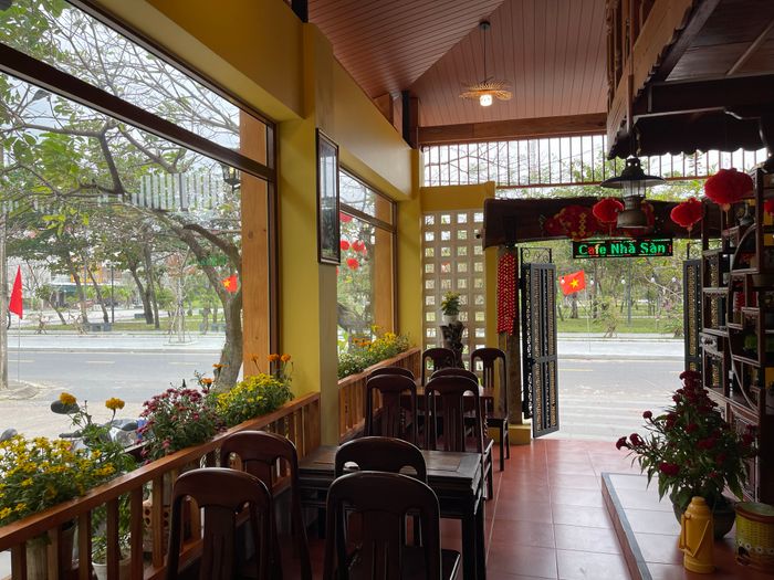 Không gian ấm cúng với niêu cơm bốc khói tại Cơm Niêu Nhà Sàn