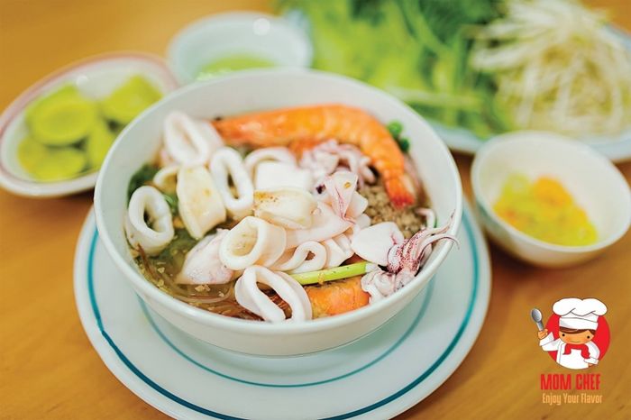 Khoảnh khắc đầy nghệ thuật tại Hủ Tiếu Mực Ông Già - Ảnh 2