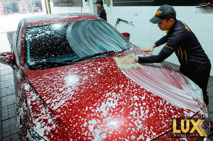 Hình ảnh quy trình chăm sóc xe chuyên nghiệp tại LUX Auto Spa