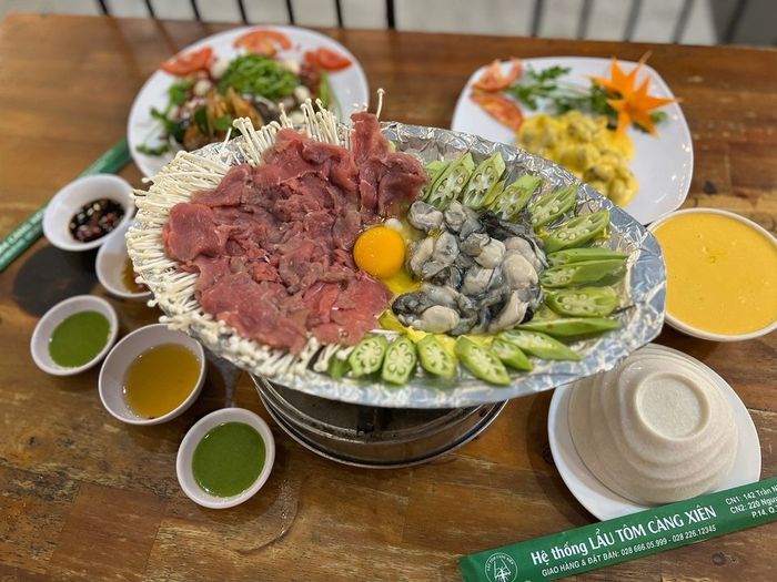 Hình ảnh những xiên tôm càng tươi ngon bắt mắt tại quán