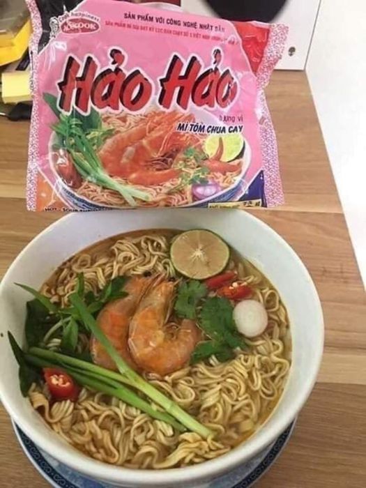 Bộ sưu tập hình ảnh - Mì Hảo Hảo tôm chua cay qua các thế hệ
