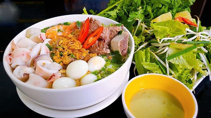 Hình ảnh tô hủ tiếu mực thơm ngon đầy ắp nguyên liệu tại Nghi Long - Ảnh 1