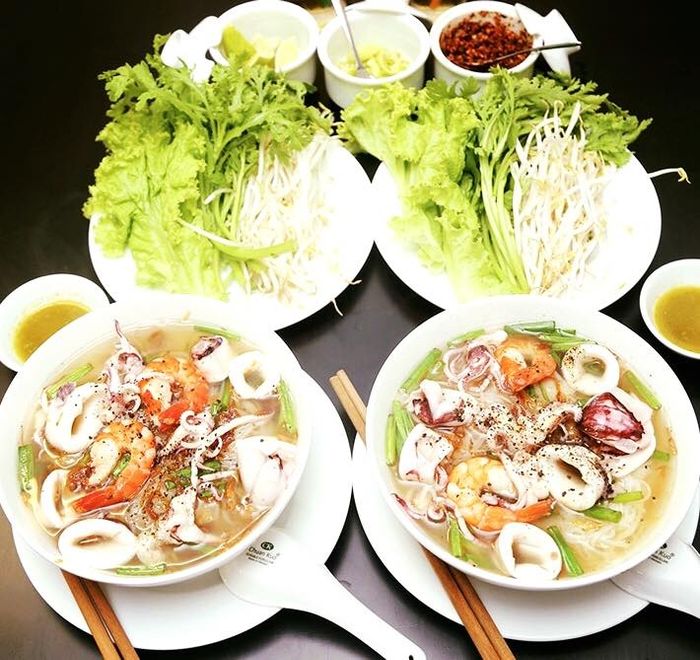 Góc ảnh đầy nghệ thuật về tô hủ tiếu mực thơm ngon tại Nghi Long - Ảnh 3