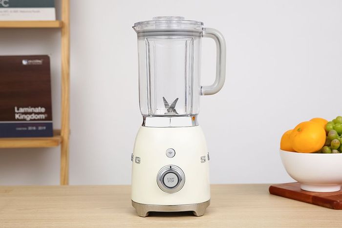 Hình ảnh cận cảnh máy xay Smeg với thiết kế tinh xảo