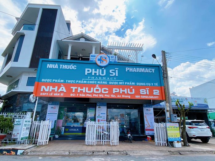 Không gian nhà thuốc Phú Sỹ Pharmacy
