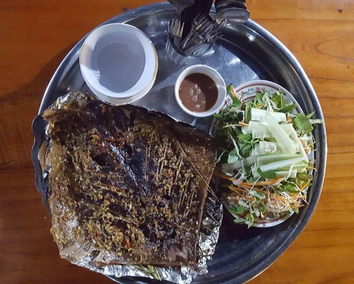 Những món hải sản tươi sống được chế biến tại chỗ ở Quán Mệ Toại