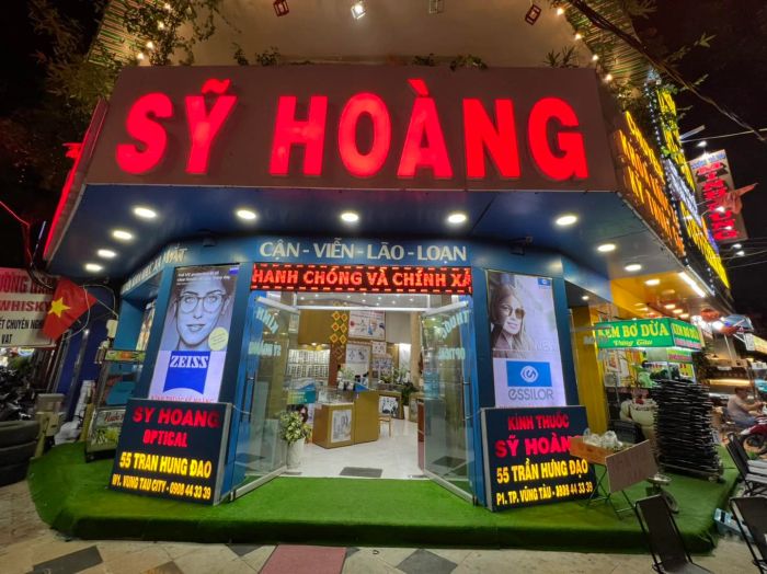 Hình ảnh quy trình đo khám chuyên nghiệp tại Mắt Kính Sỹ Hoàng