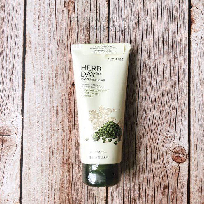 Sữa Rửa Mặt Đậu Xanh & Ngải Cứu Herb Day 365 Master Blending Foaming Cleanser - Hình ảnh 1