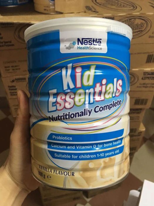 Bộ sưu tập hình ảnh Sữa Kid Essentials - Góc nhìn cận cảnh bột sữa mịn màng, màu vàng nhạt tự nhiên đặc trưng.