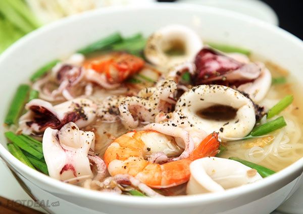 Hình ảnh tô hủ tiếu mực vàng ươm đầy hấp dẫn tại Hủ Tiếu Mực Ông Già