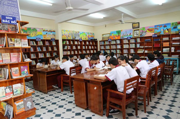 Khuôn viên xanh mát tại Trường Ngô Thời Nhiệm