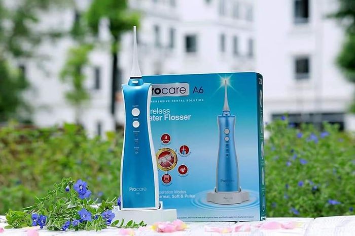 Hình ảnh thực tế máy tăm nước Procare A6 PLUS - Thiết kế hiện đại với vòi phun xoay 360° linh hoạt, mang đến trải nghiệm làm sạch răng miệng vượt trội.