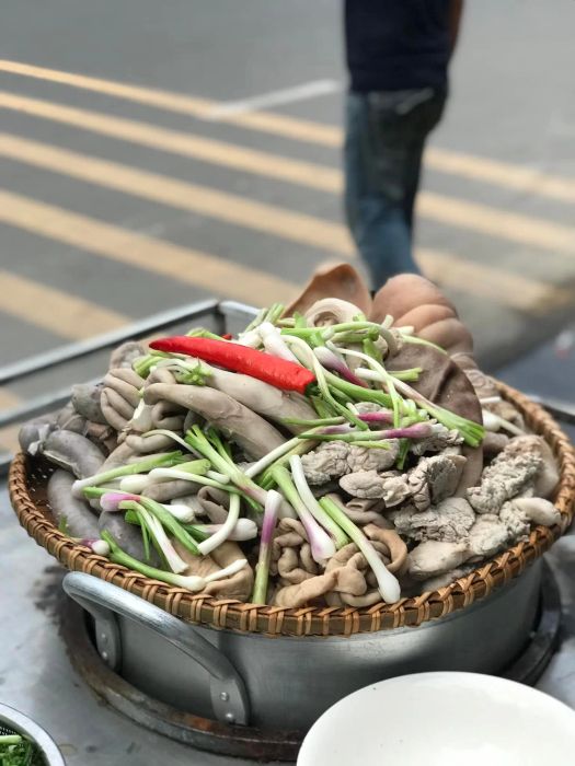Hình ảnh tô cháo lòng thơm ngon đặc trưng tại quán 484 Đường 2/4