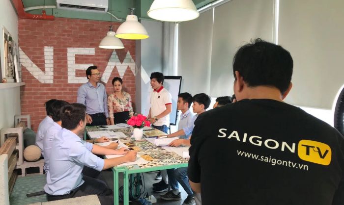 Hình ảnh làm việc chuyên nghiệp của đội ngũ SAIGONTV