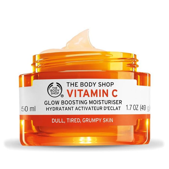 Hình ảnh thực tế Kem Dưỡng Sáng Da The Body Shop Vitamin C - Chất kem mịn màng màu cam sữa quyến rũ, hứa hẹn mang đến làn da căng bóng không tì vết