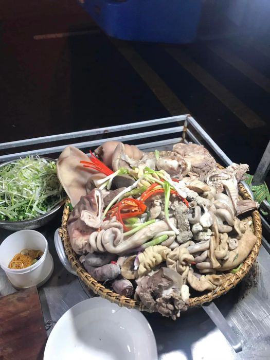 Hình ảnh chân thực về món cháo lòng đặc sản tại 484 Đường 2/4