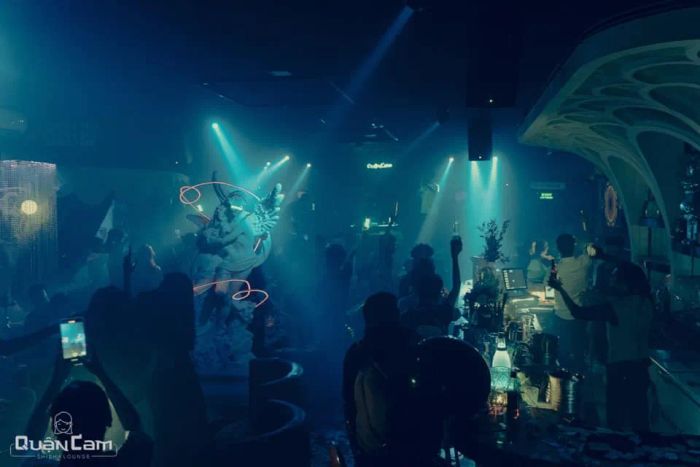 Không gian sôi động với ánh đèn neon tại Quận Cam Lounge