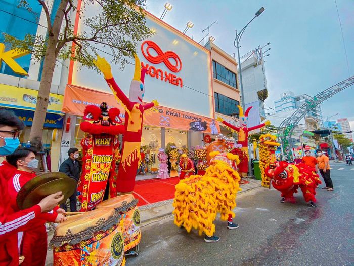 Hình ảnh đội Lân Sư Rồng Bạch Hổ trong một buổi biểu diễn
