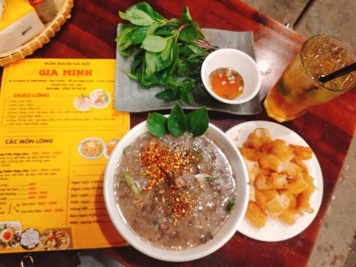 Hình ảnh tô cháo lòng thơm ngon đặc trưng tại Gia Minh