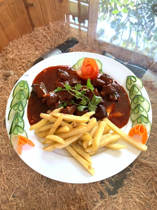 Những món hải sản tươi sống được trình bày nghệ thuật tại Saphia Restaurant - Ảnh 2