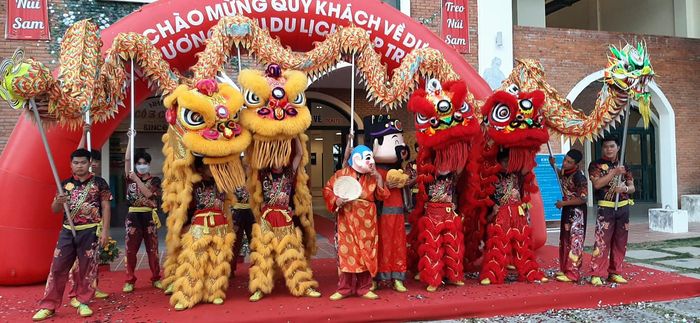 Khoảnh khắc tỏa sáng của Đoàn Lân Sư Rồng Quan Đế Miếu