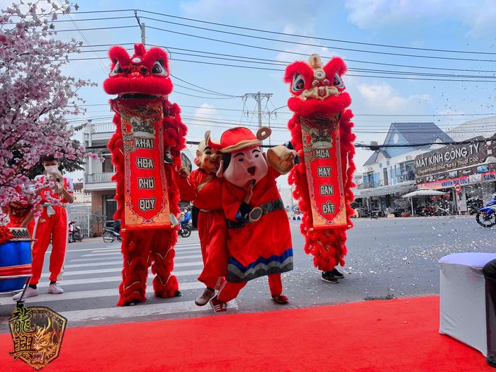 Hình ảnh đội lân Long Hưng Đường biểu diễn ấn tượng