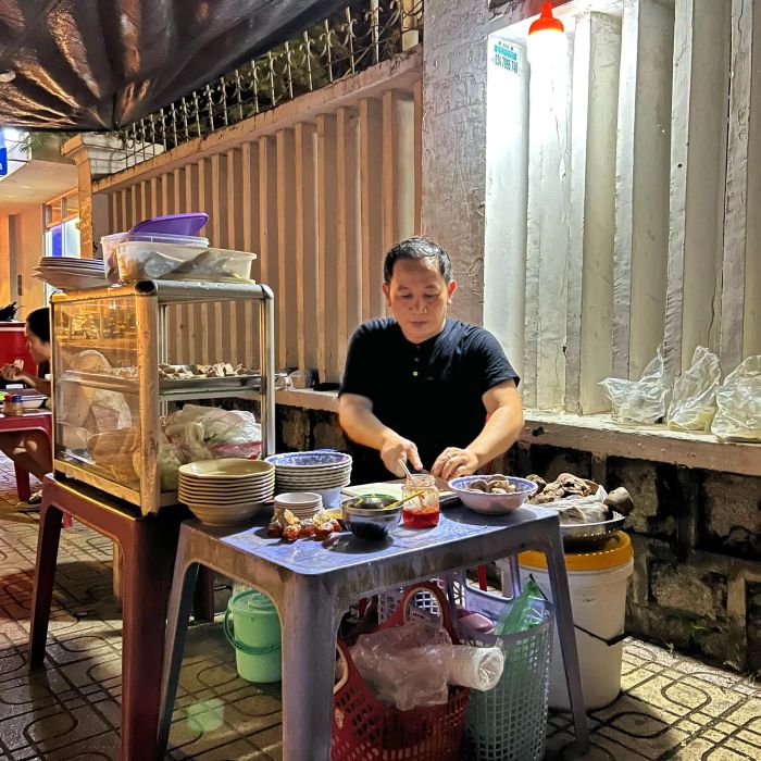 Hình ảnh bữa ăn đêm đầy dinh dưỡng với cháo lòng Nguyễn Chánh