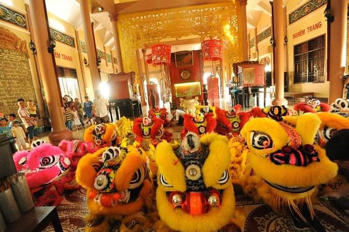 Hình ảnh biểu diễn ngoạn mục của Đội Lân Thập Nhất Phường