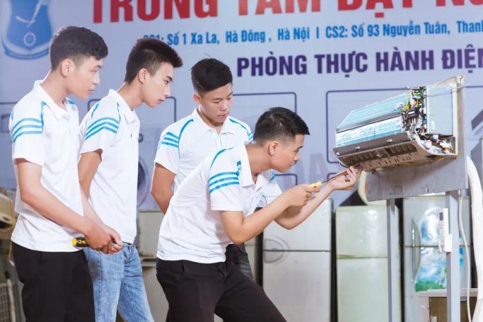 Hình ảnh lớp học thực hành nghề điện lạnh tại Trung tâm Dạy Nghề Thanh Xuân