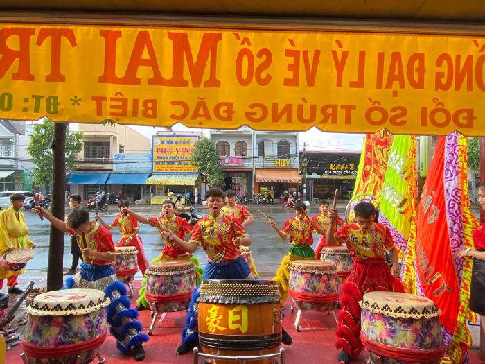 Khoảnh khắc rực rỡ của Đoàn Lân Sư Rồng Hào Nhựt - Vĩnh Long, nơi sắc màu và nhịp trống hòa quyện tạo nên bữa tiệc nghệ thuật đặc sắc.