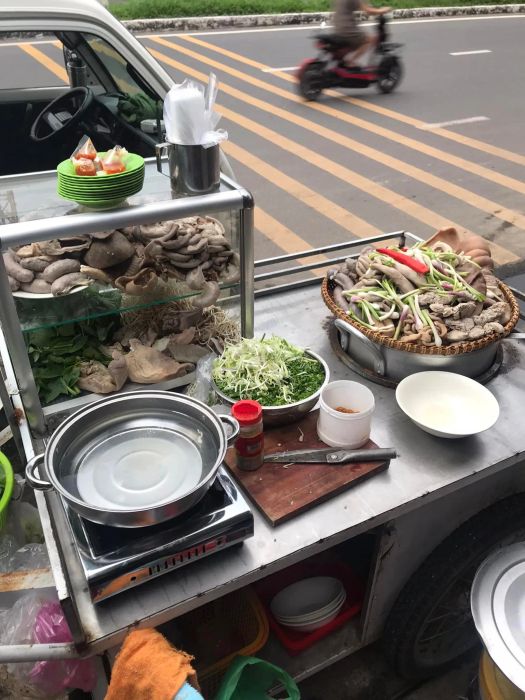 Góc ảnh chân thực về quy trình chế biến tại quán cháo lòng 484