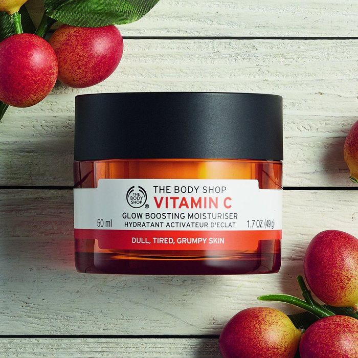 Hình ảnh chân thực Kem Dưỡng Sáng Da The Body Shop Vitamin C - Thiết kế hộp sang trọng màu cam đặc trưng, chất kem mịn màng như lời hứa cho làn da rạng rỡ
