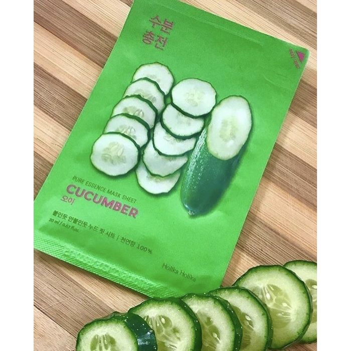 Holika Holika Cucumber Mask - Hình ảnh minh họa sống động cho bí quyết dưỡng da '2 trong 1': vừa cấp ẩm sâu vừa kiểm soát dầu thừa hiệu quả.