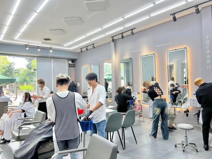 Học viên thực hành kỹ thuật tạo mẫu tóc tại YuGi Hair Salon