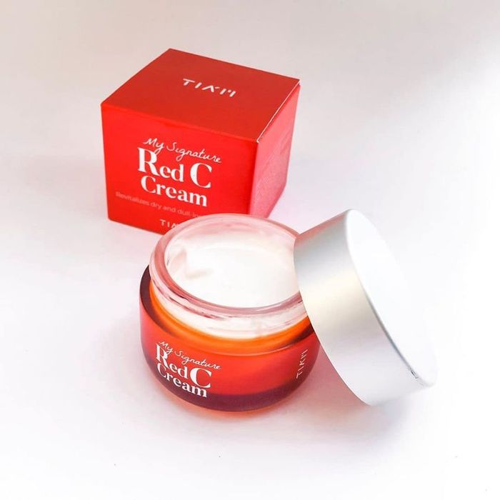 Hình ảnh thực tế Kem Dưỡng Tiam Red C Cream - Thiết kế sang trọng với tone đỏ đặc trưng, chất kem mịn màng chứa trọn tinh túy dưỡng trắng từ Hàn Quốc