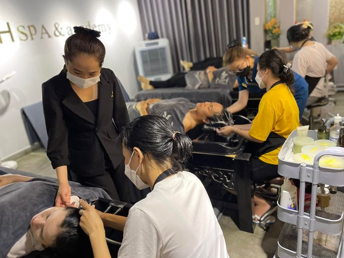 Hình ảnh liệu trình gội đầu dưỡng sinh cao cấp tại NH Spa Bến Tre