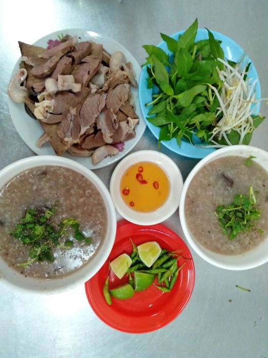 Hình ảnh bữa sáng dinh dưỡng với cháo lòng Minh Sơn