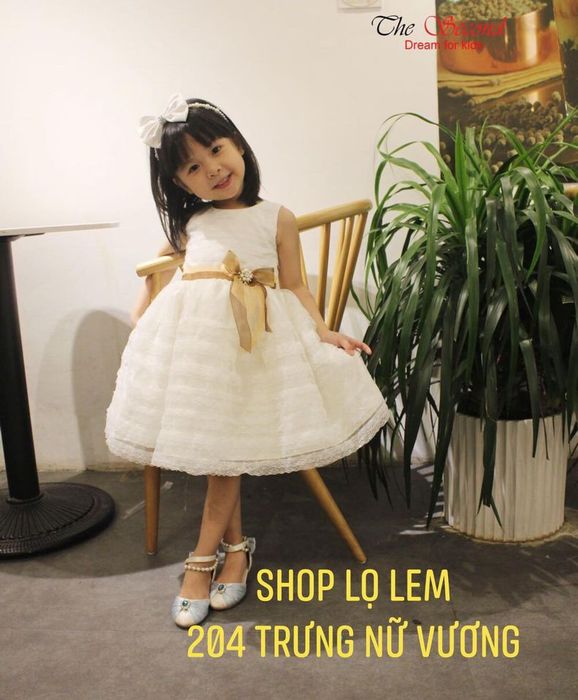 Không gian mua sắm đầy màu sắc tại Shop Lọ Lem